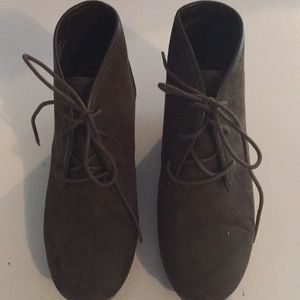 Woman’s suede Boots size 11 by Mad Low/green